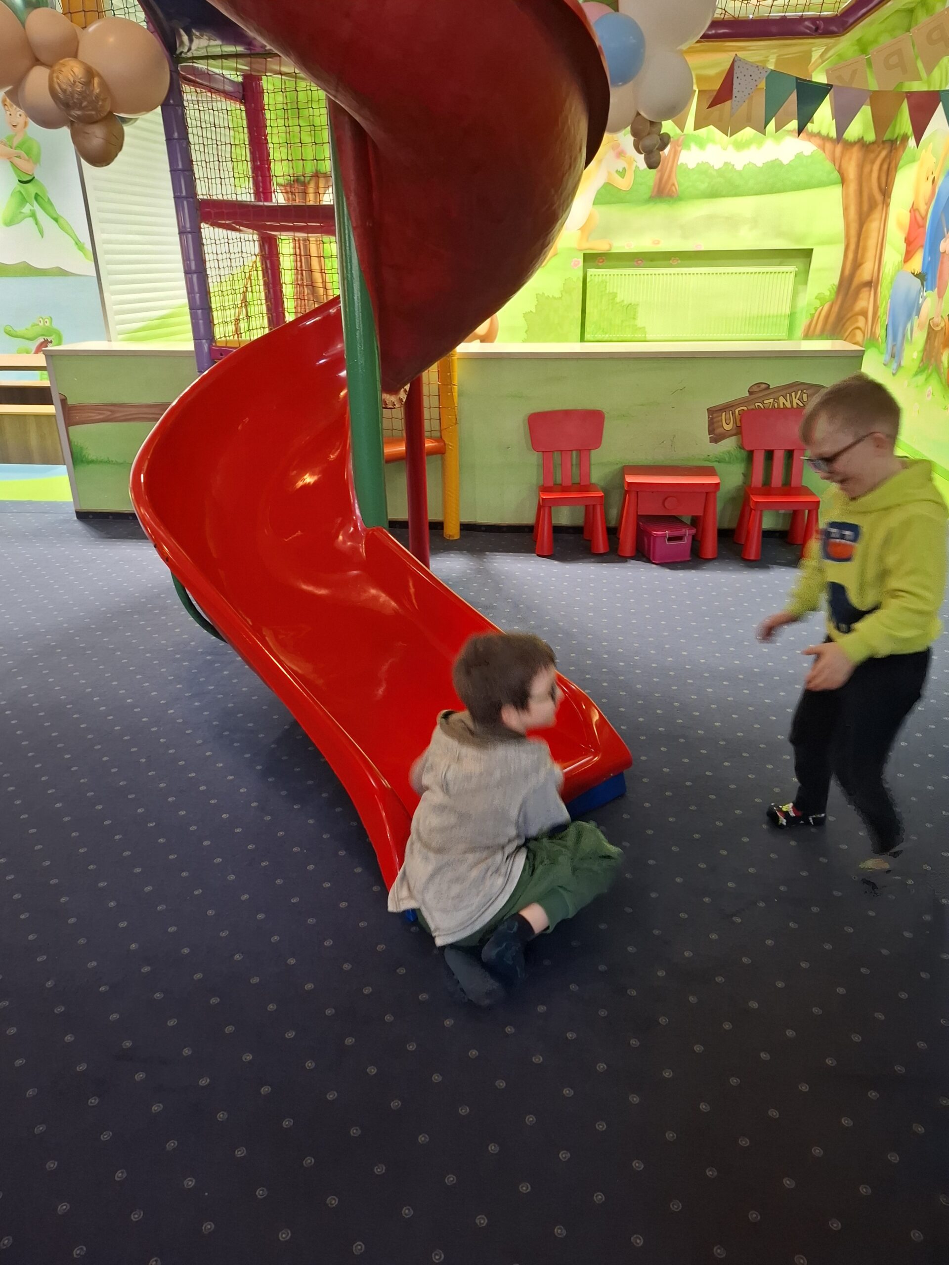 Robert i Kuba przy zjeżdżalni