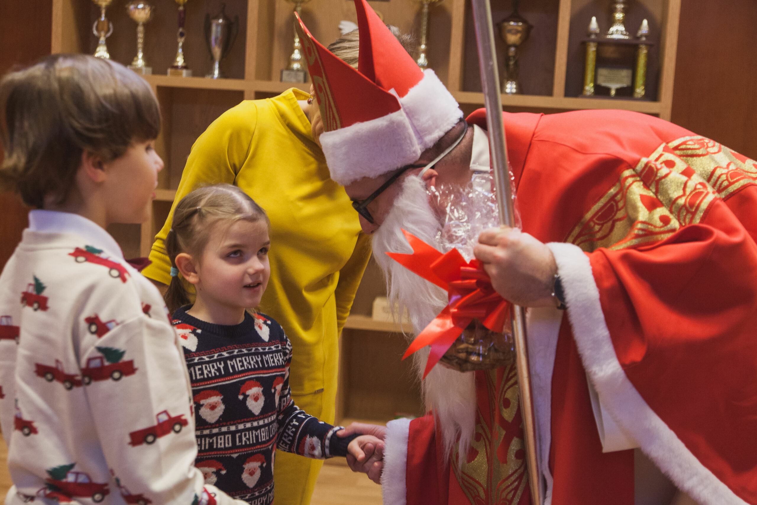 Mikołaj żegna się z dziećmi.