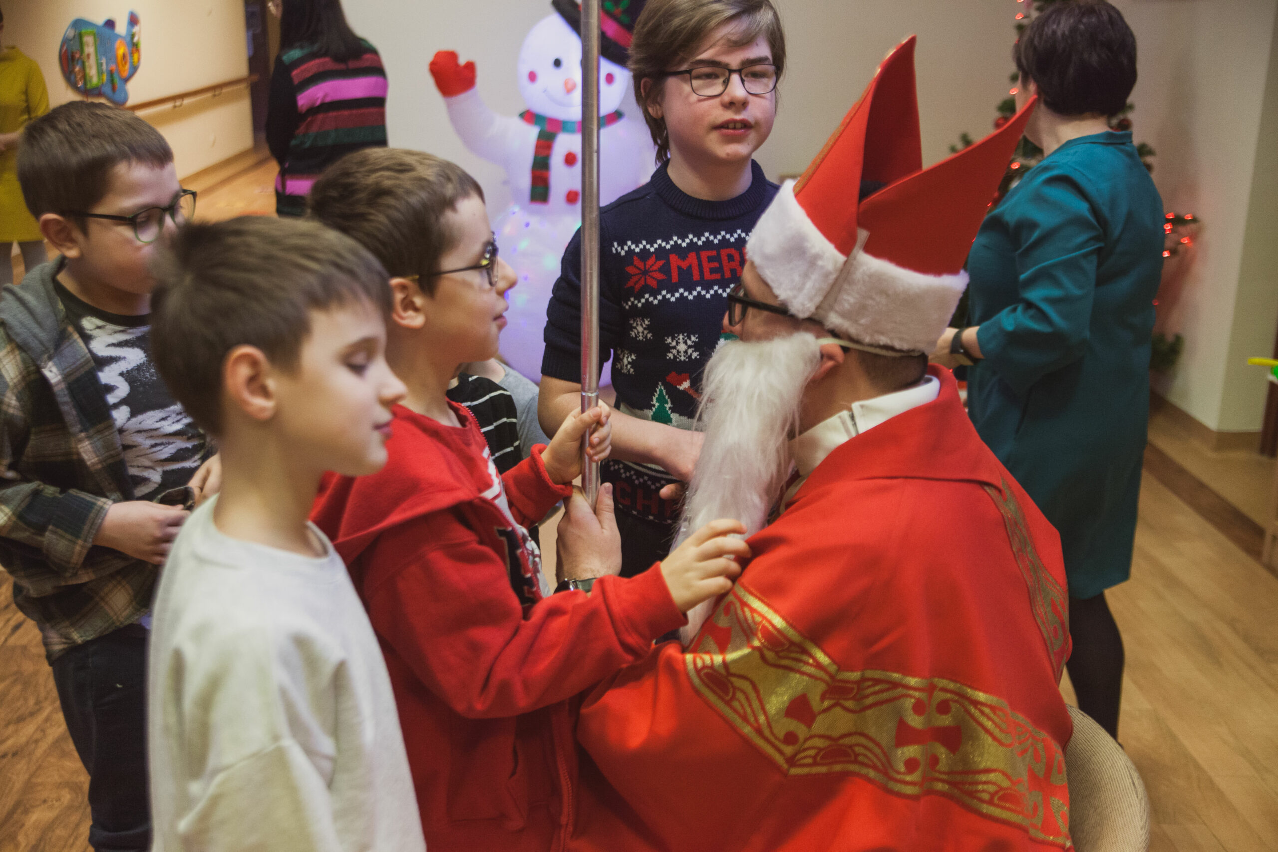 Dzieci oglądają pastorał.