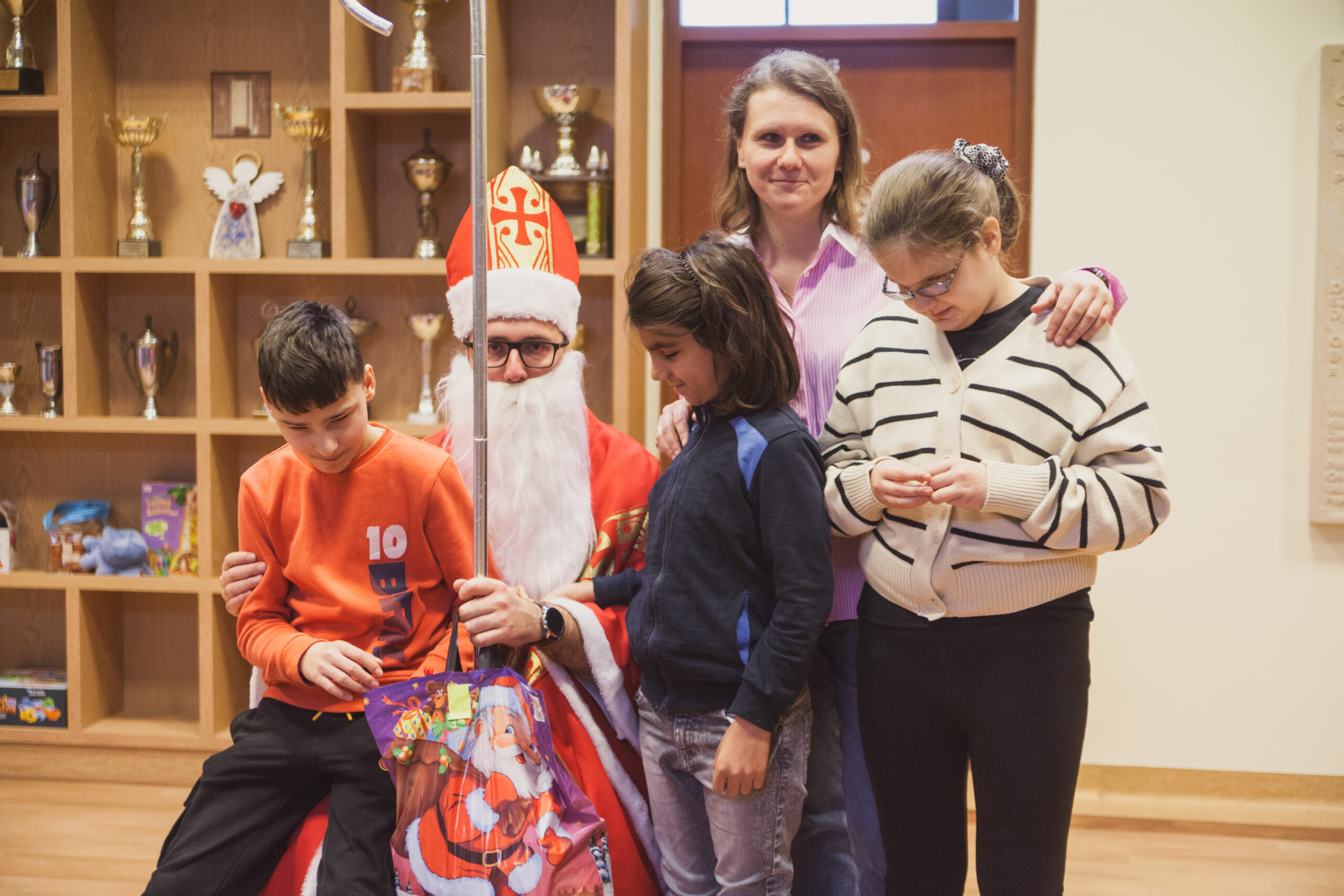 Wspólne zdjęcie uczniów z Mikołajem.