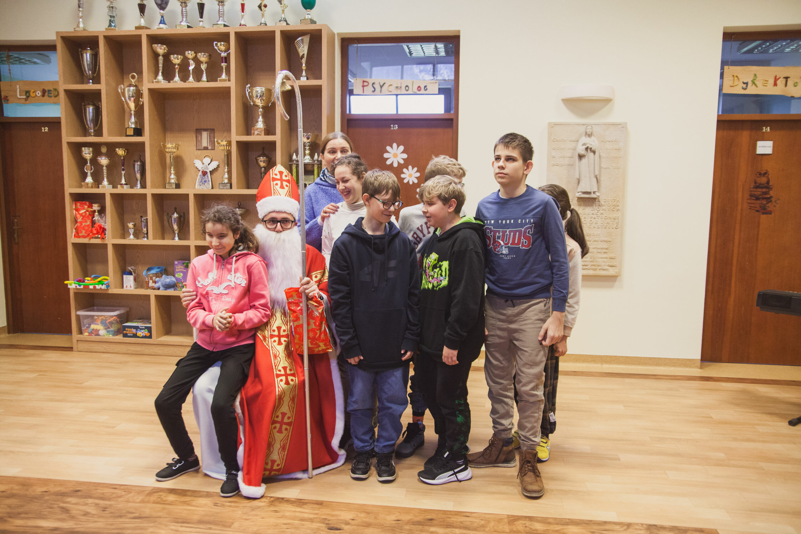 Wspólne zdjęcie uczniów z Mikołajem.