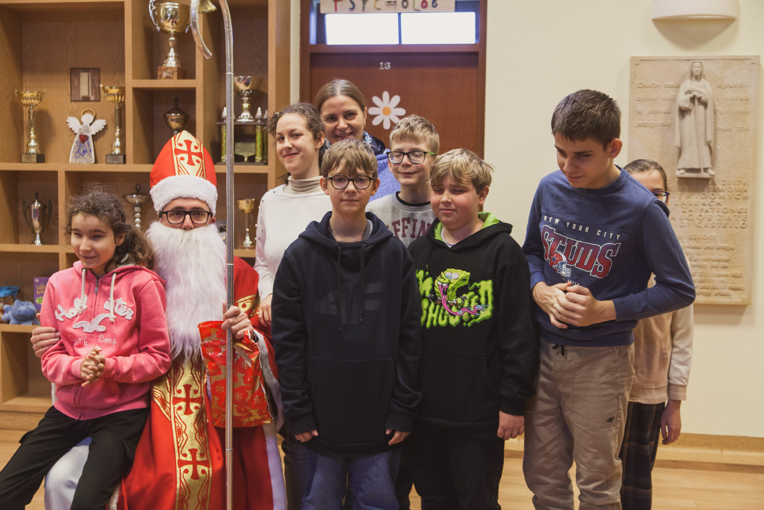 Wspólne zdjęcie uczniów z Mikołajem.