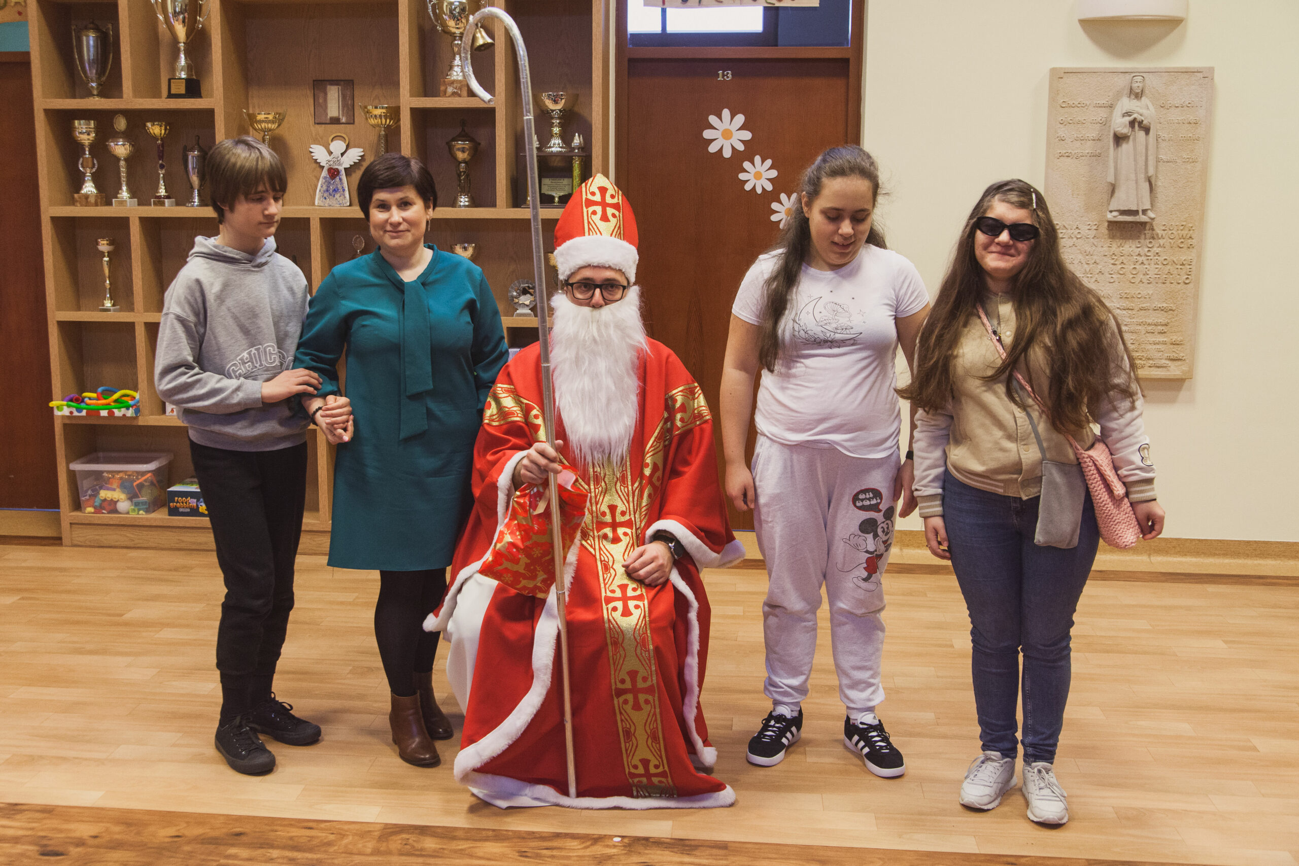 Wspólne zdjęcie uczniów z Mikołajem.