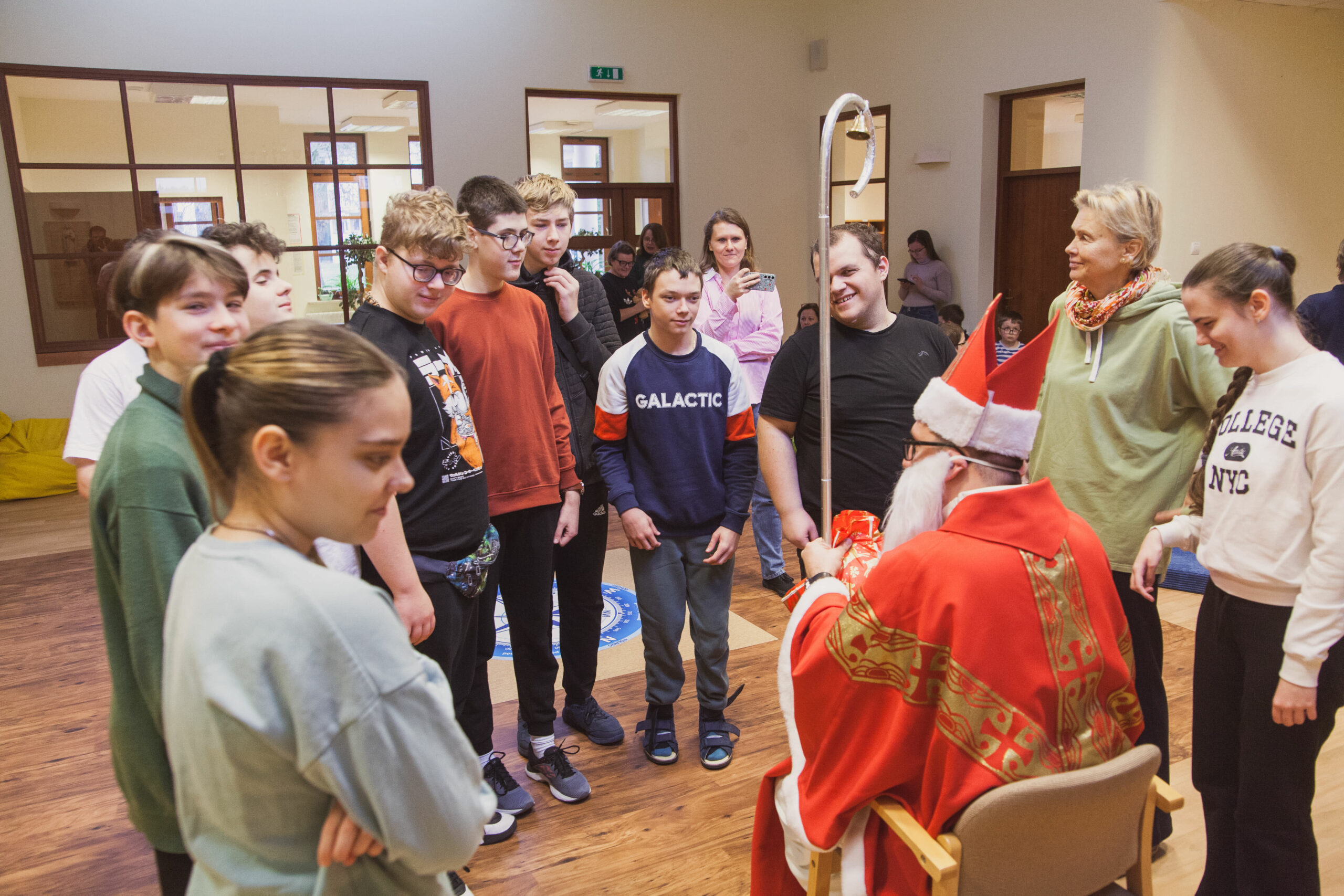 Wspólne zdjęcie uczniów z Mikołajem.