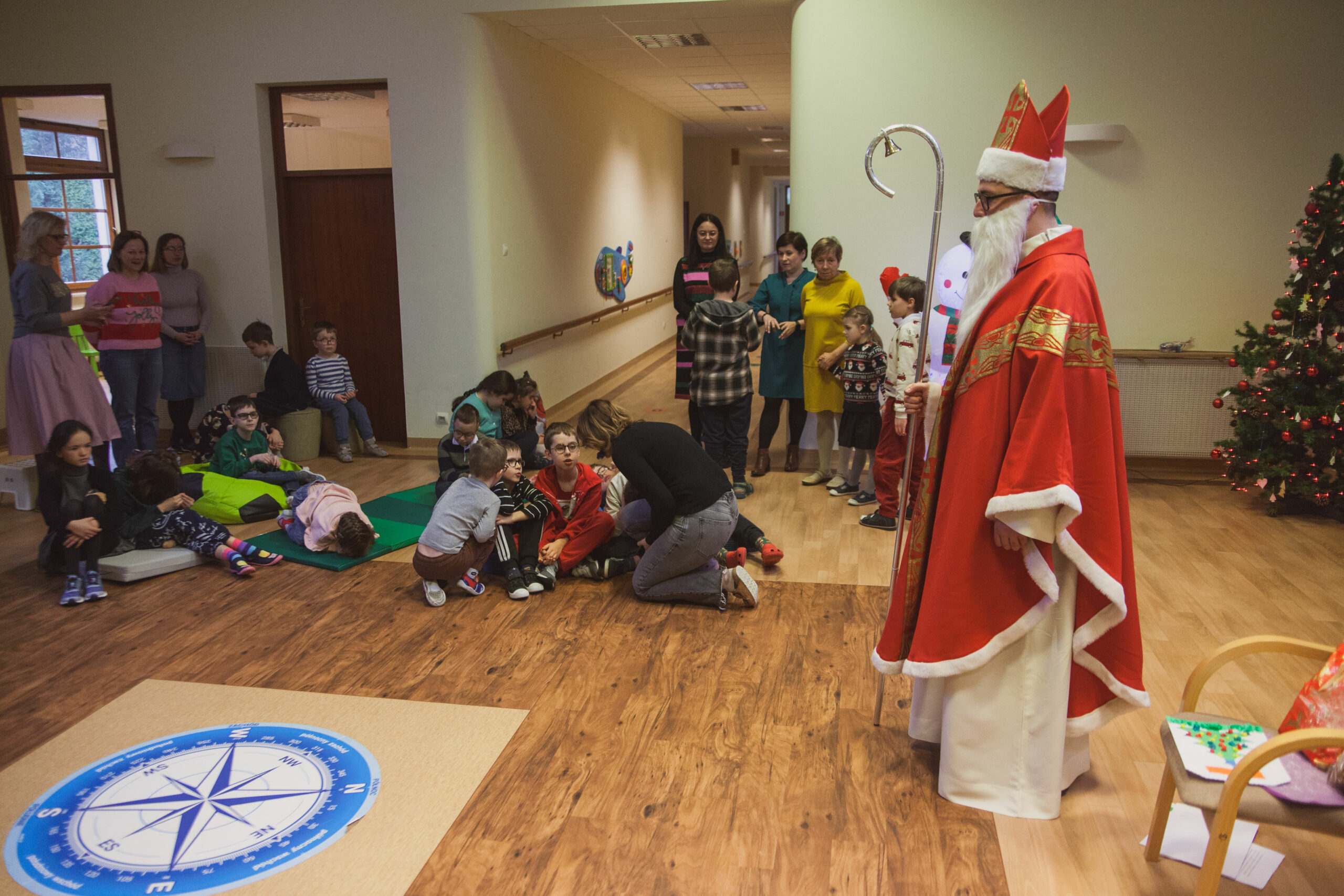 Mikołaj opuszcza hol szkoły.