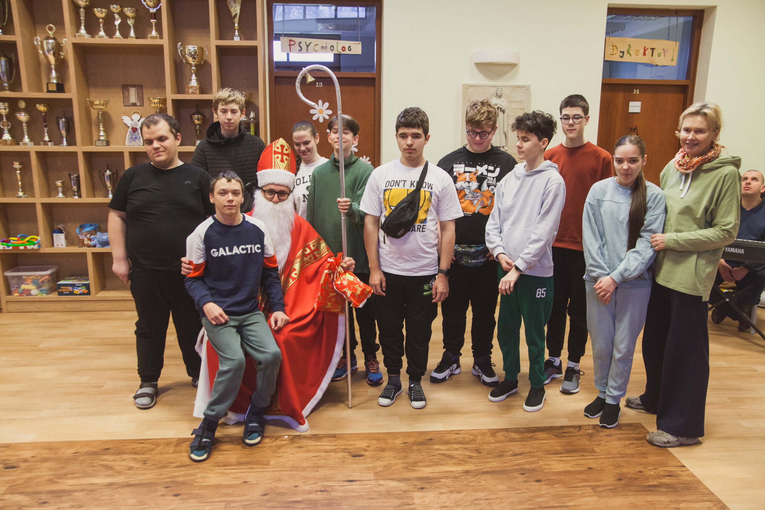 Wspólne zdjęcie uczniów z Mikołajem.