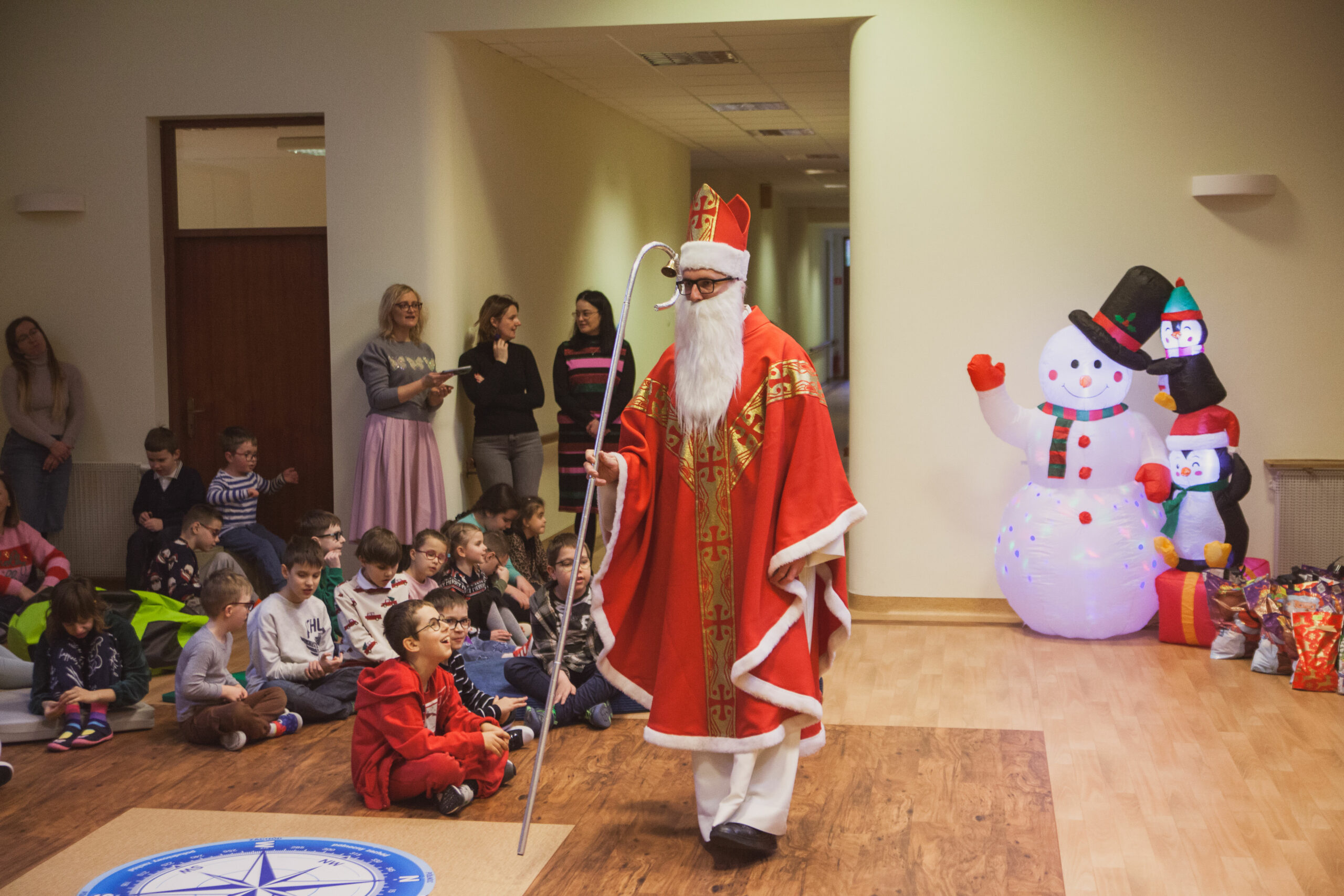 Mikołaj wchodzi na hol główny w szkole.