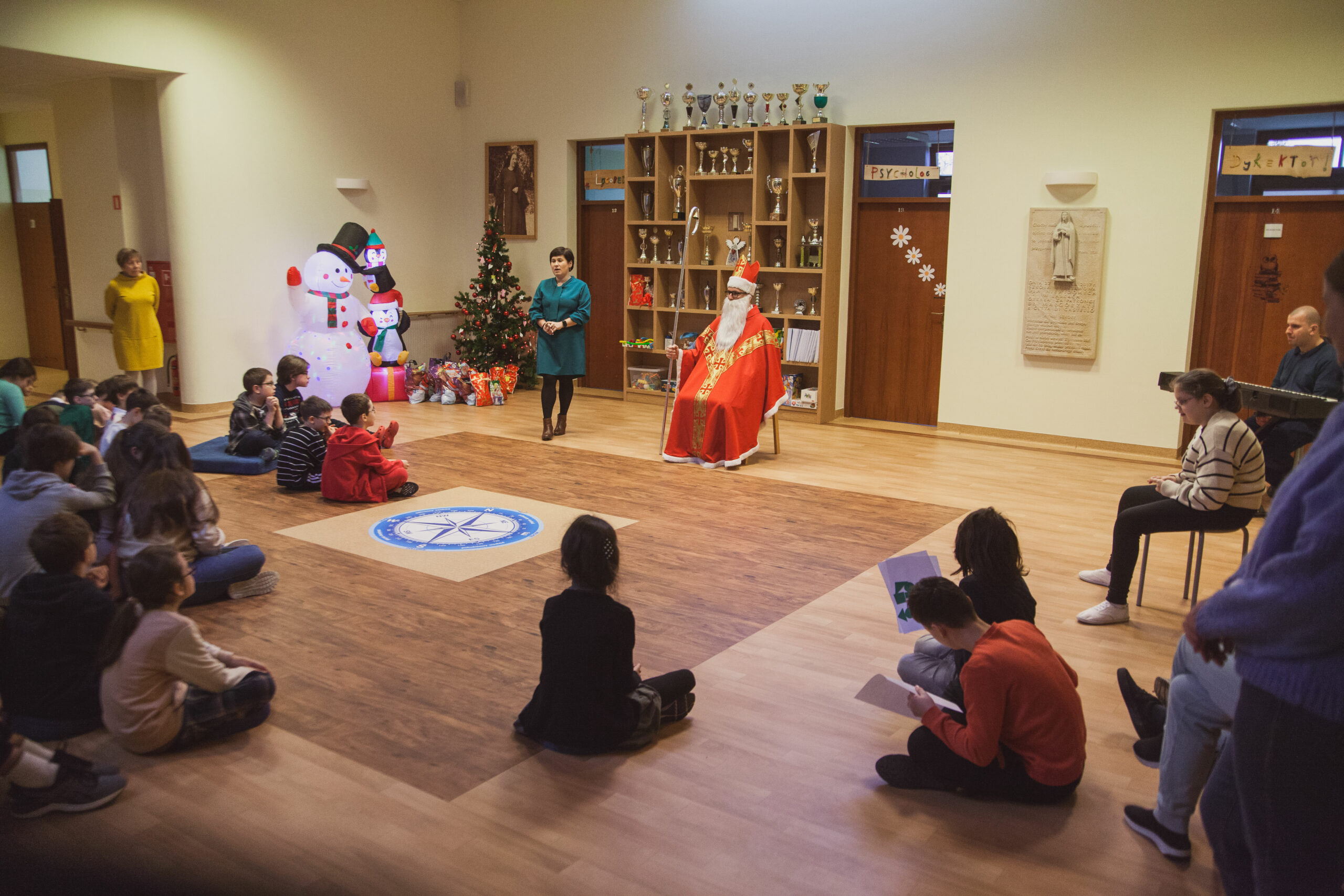 Mikołaj siedzi na tronie w szkole.