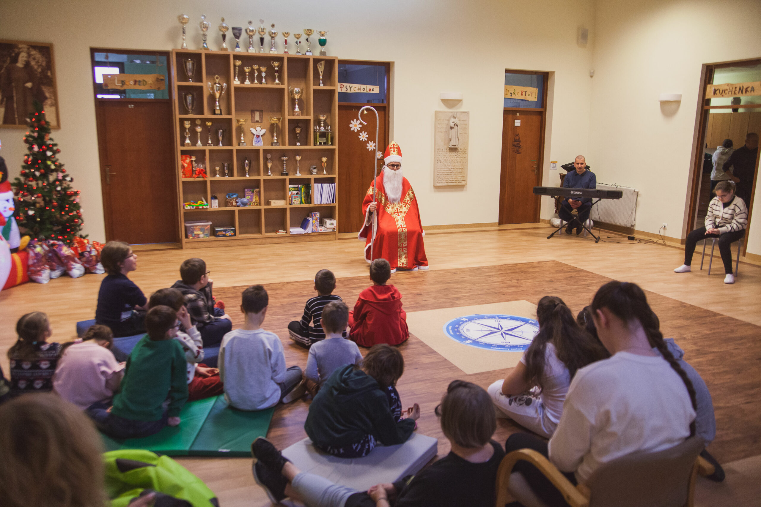 Mikołaj siedzi na tronie w szkole.