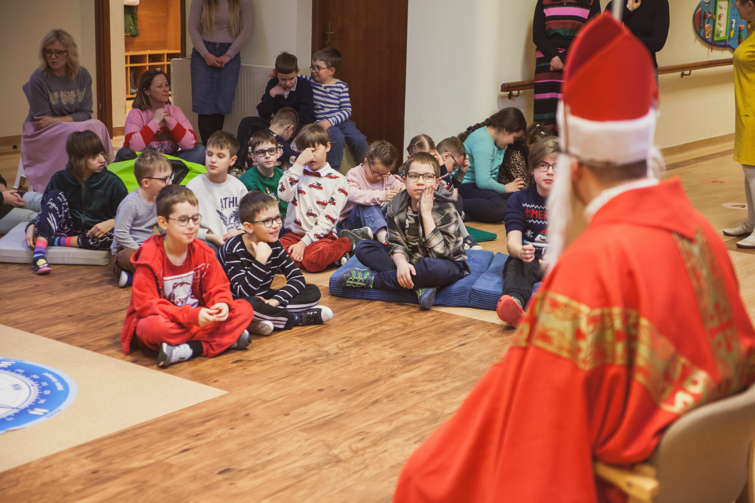 Dzieci wpatrują się w Mikołaja.