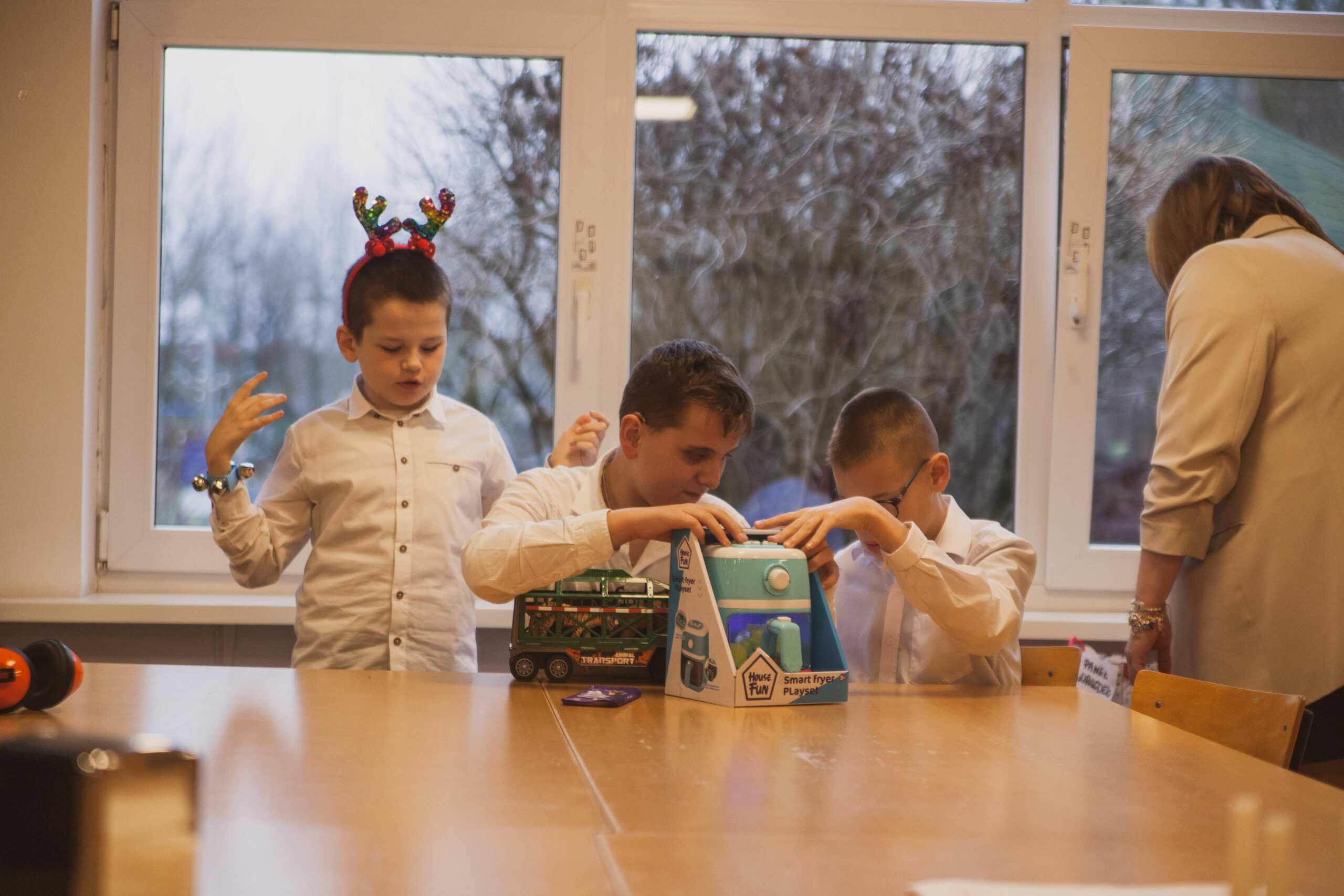 Uczniowie odpakowują prezenty.