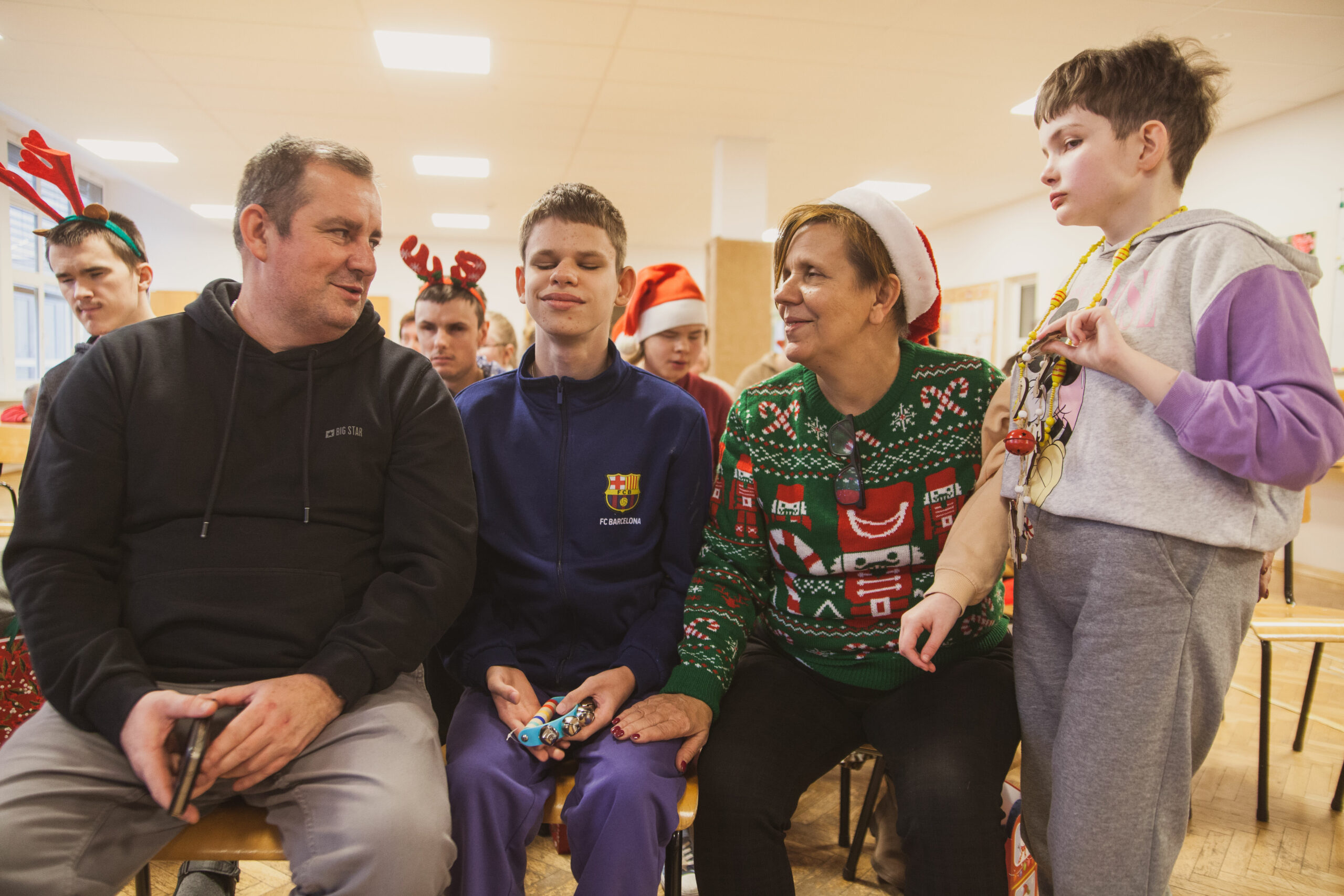 Uczniowie z rodzicami.