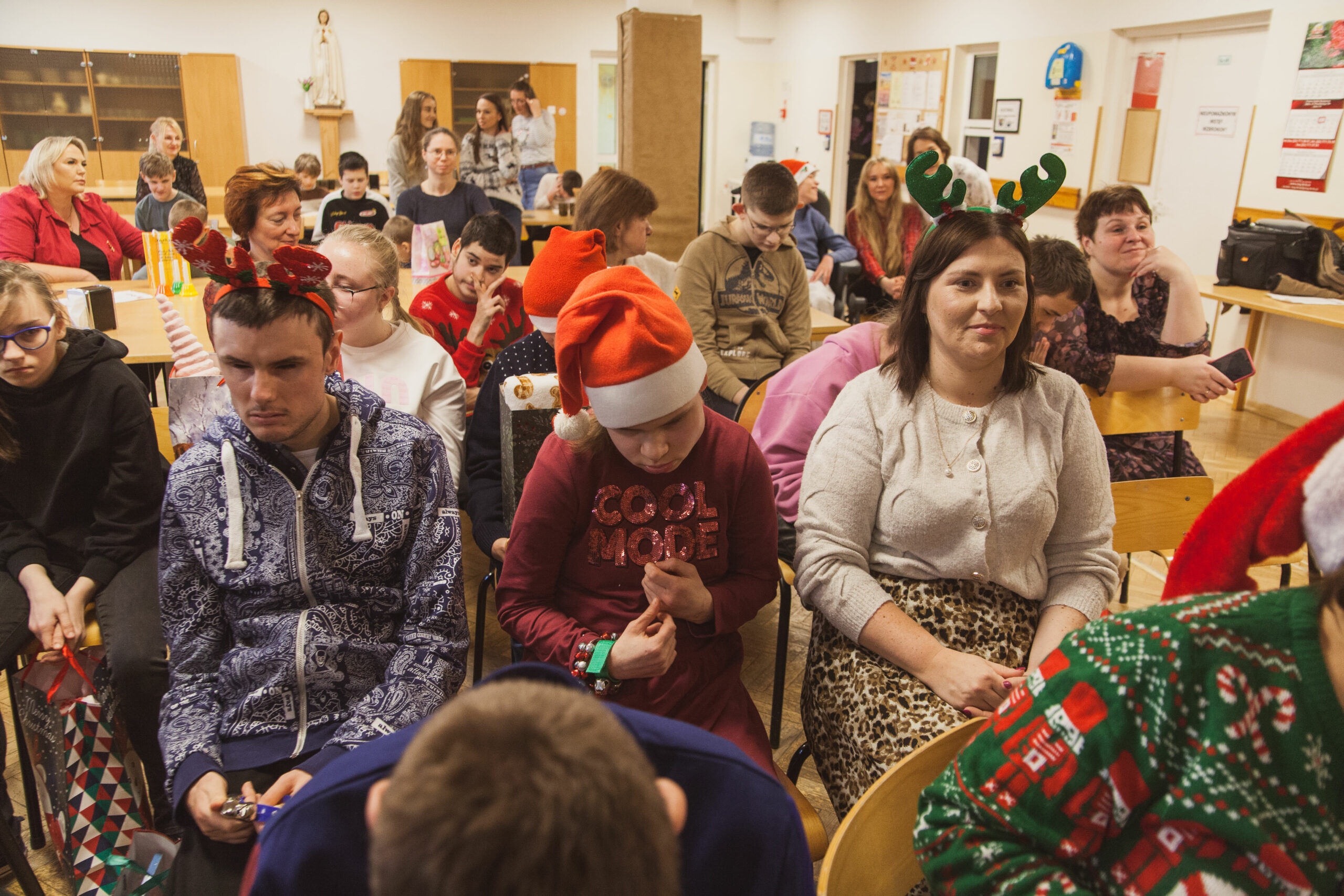 Uczniowie z rodzicami.