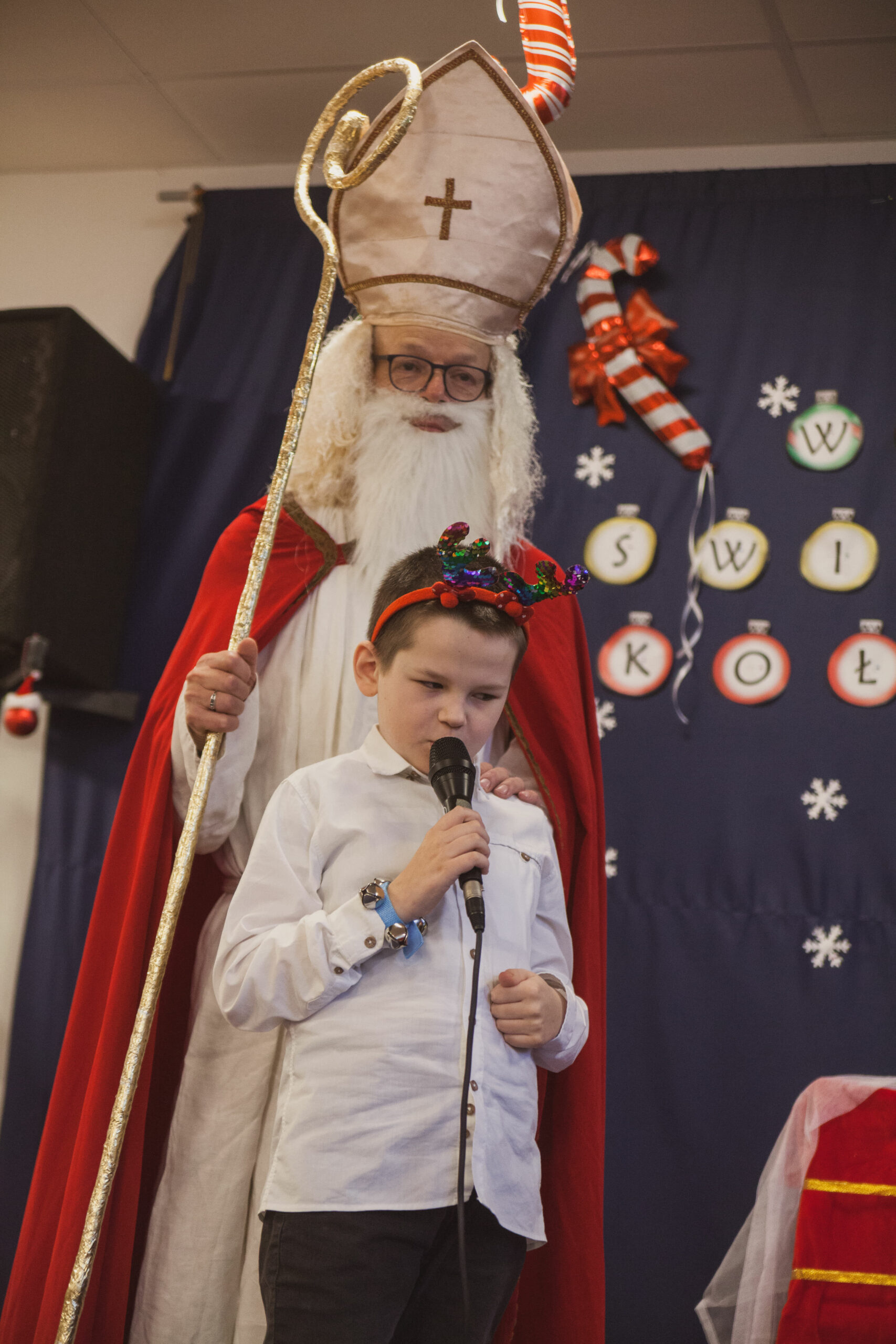 Uczeń śpiewa piosenkę dla Mikołaja.