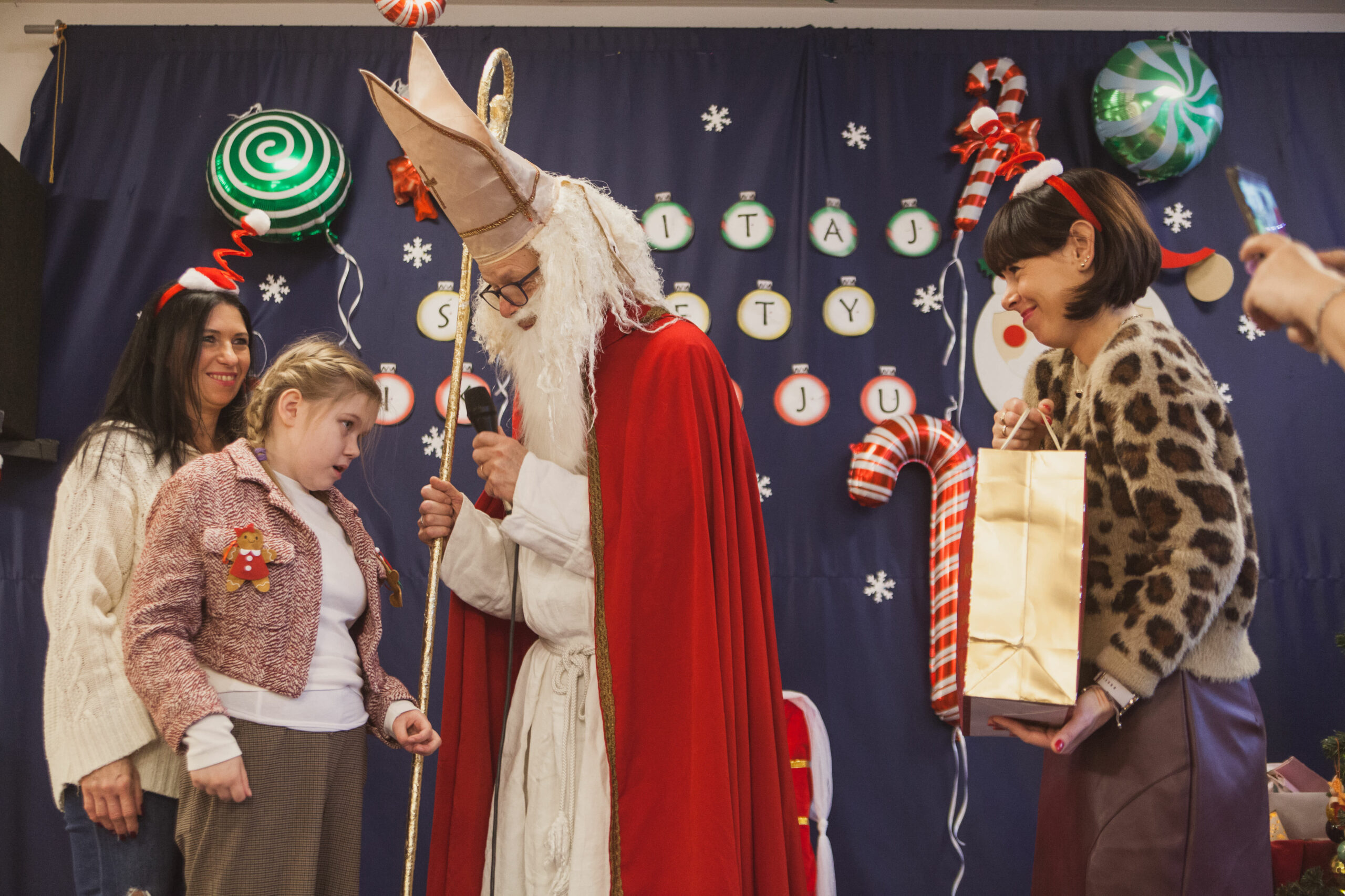 Mikołaj wręcza prezenty uczniom.