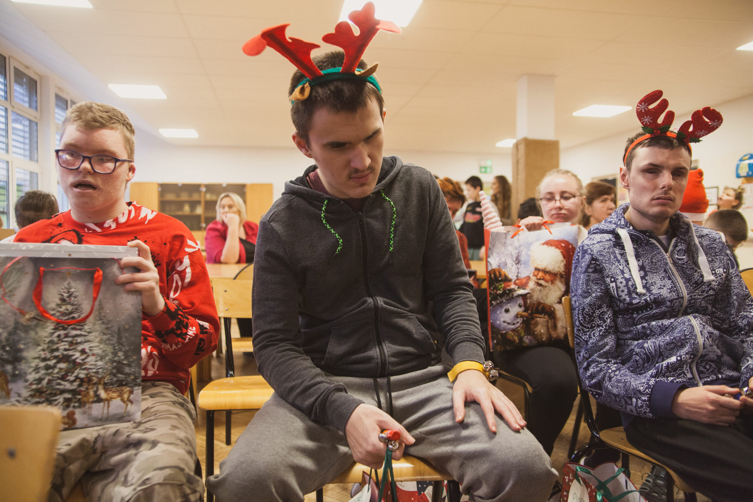 Uczniowie z opaskami z rogami reniferów.