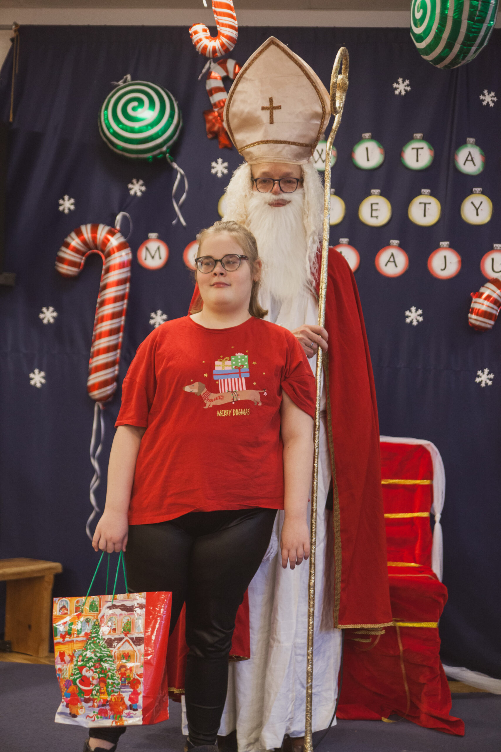 Mikołaj wręcza prezenty uczniom.