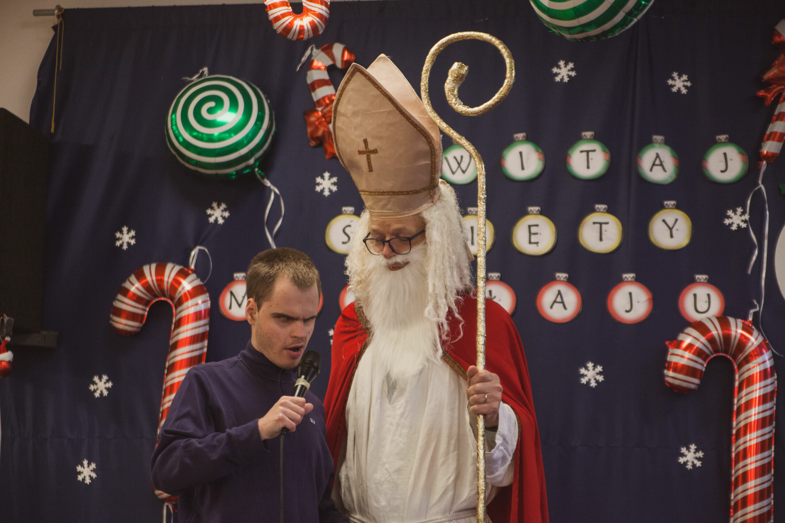 Mikołaj wręcza prezenty uczniom.