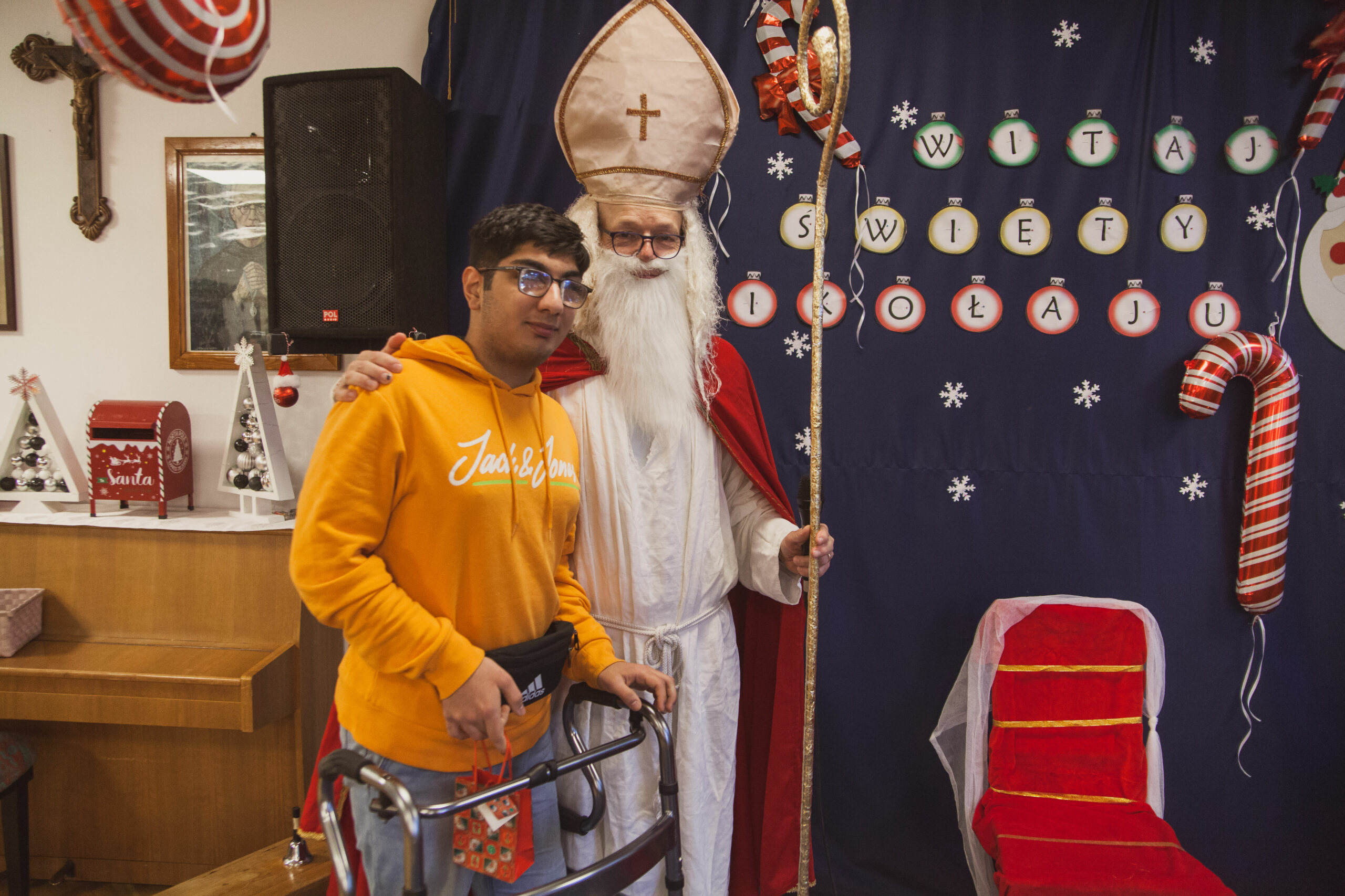 Mikołaj wręcza prezenty uczniom.