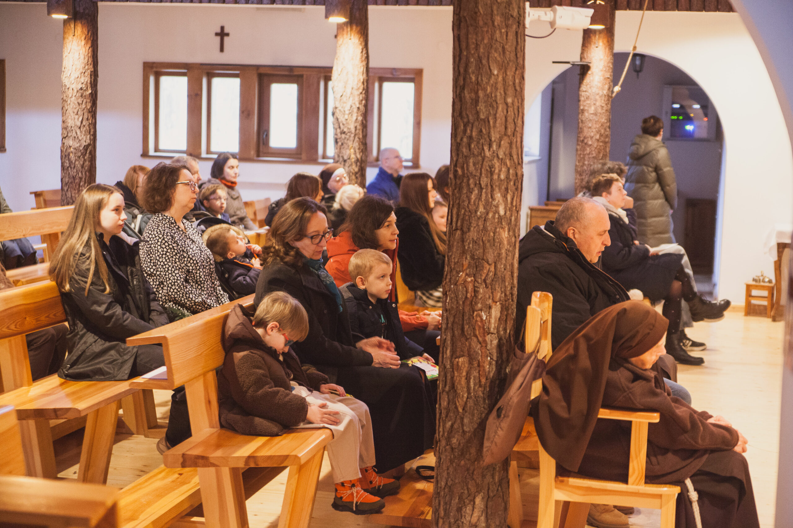 Przedszkolaki modlą się na Mszy w kaplicy.