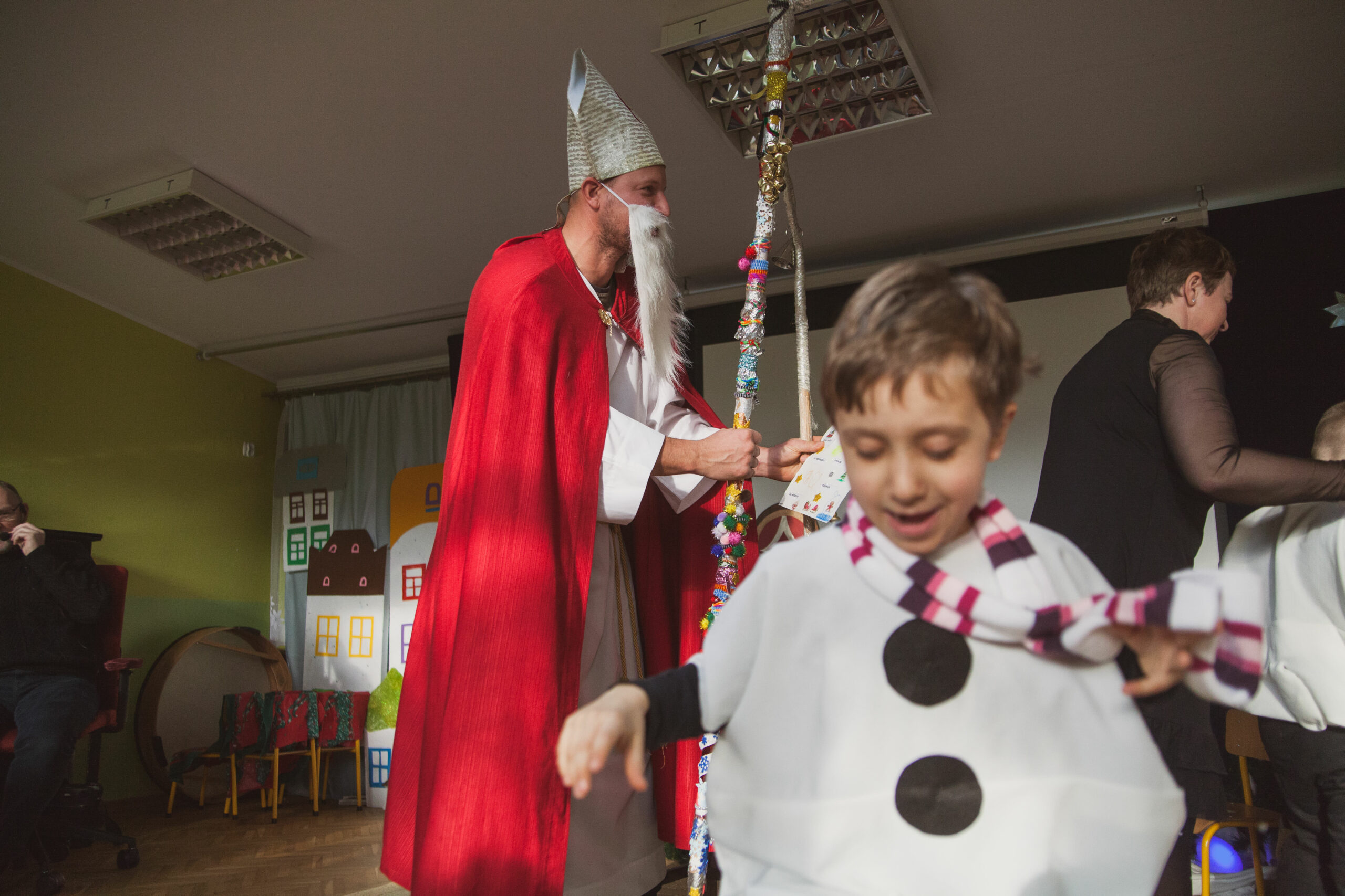 Mikołaj wręcza prezenty dzieciom.