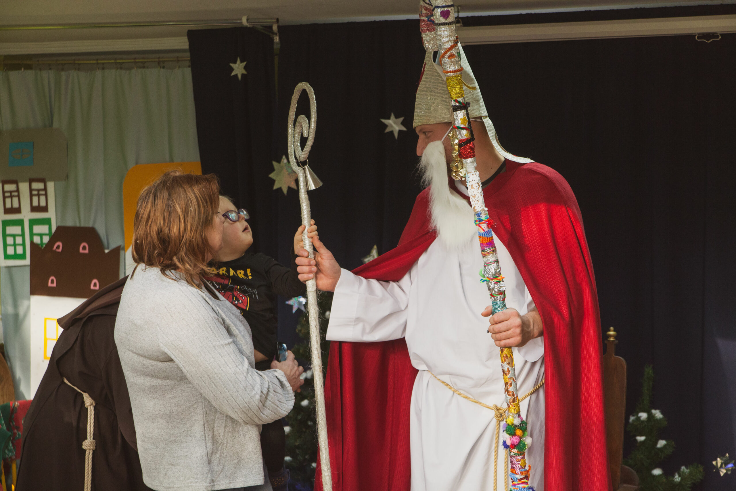 Mikołaj wręcza prezenty dzieciom.