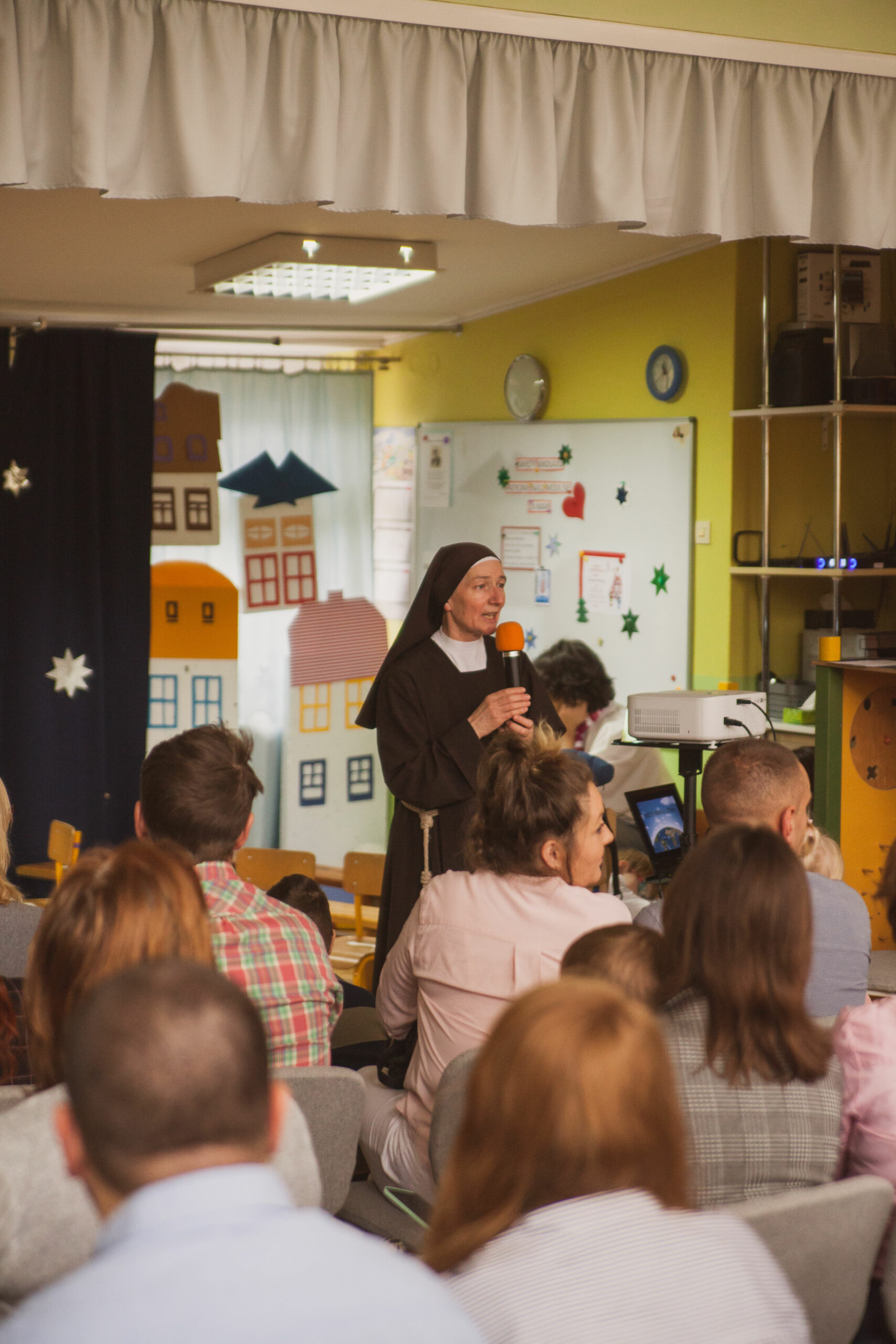 Siostra Hiacynta wita zebranych.