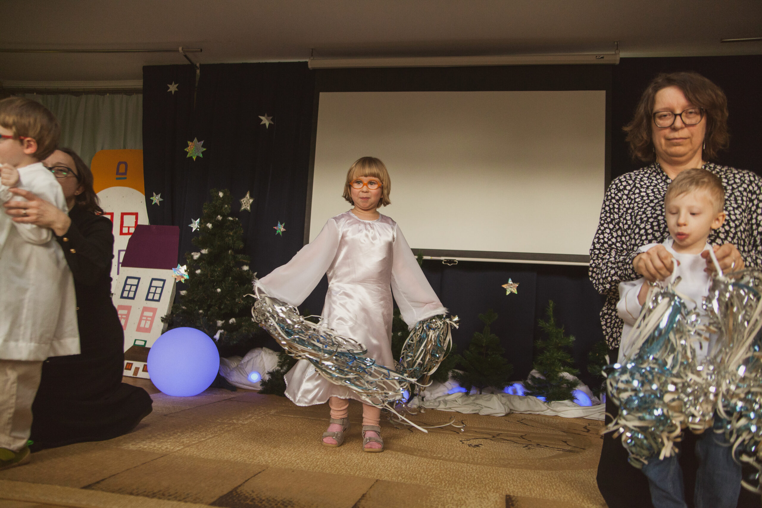 Dziewczynka tańczy na scenie.