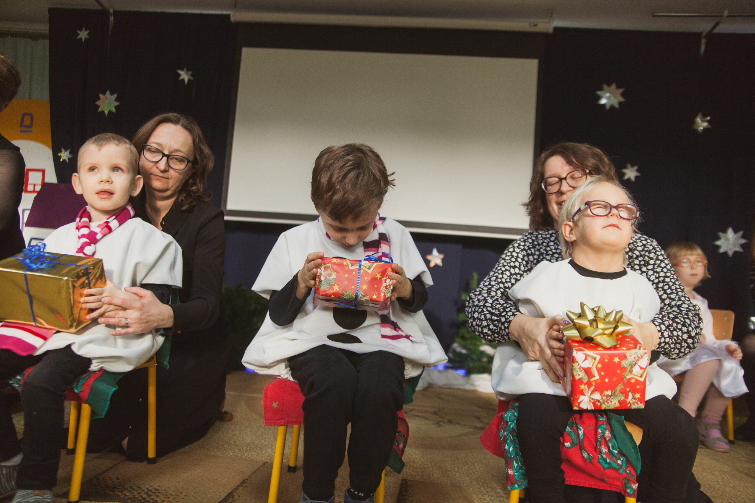 Przedszkolaki śpiewają piosenkę.