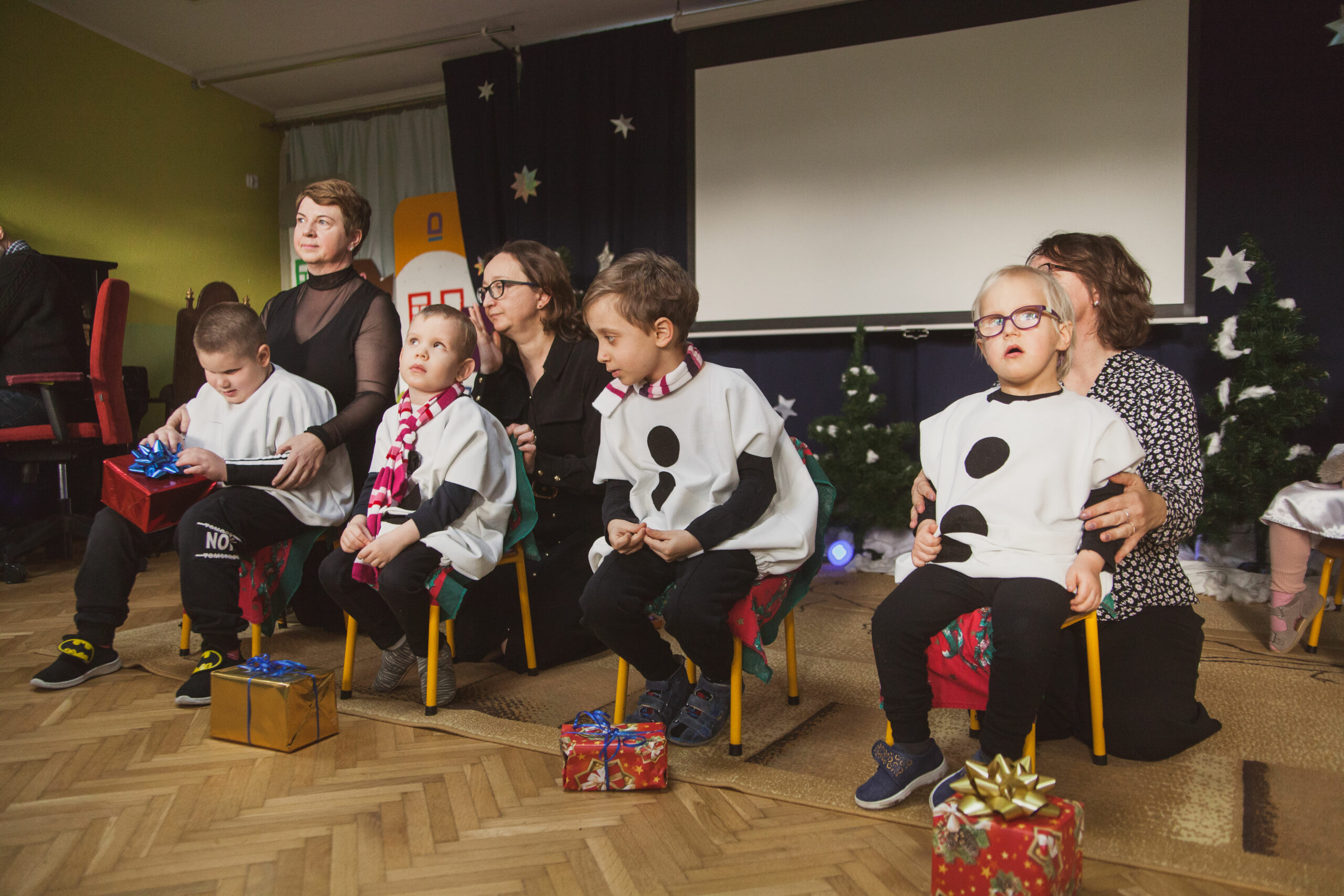 Przedszkolaki śpiewają piosenkę.