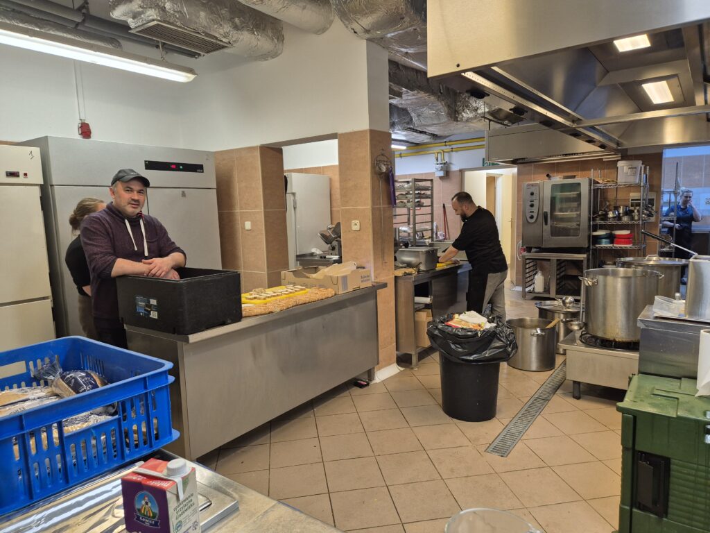 kuchnia przygotowująca posiłek