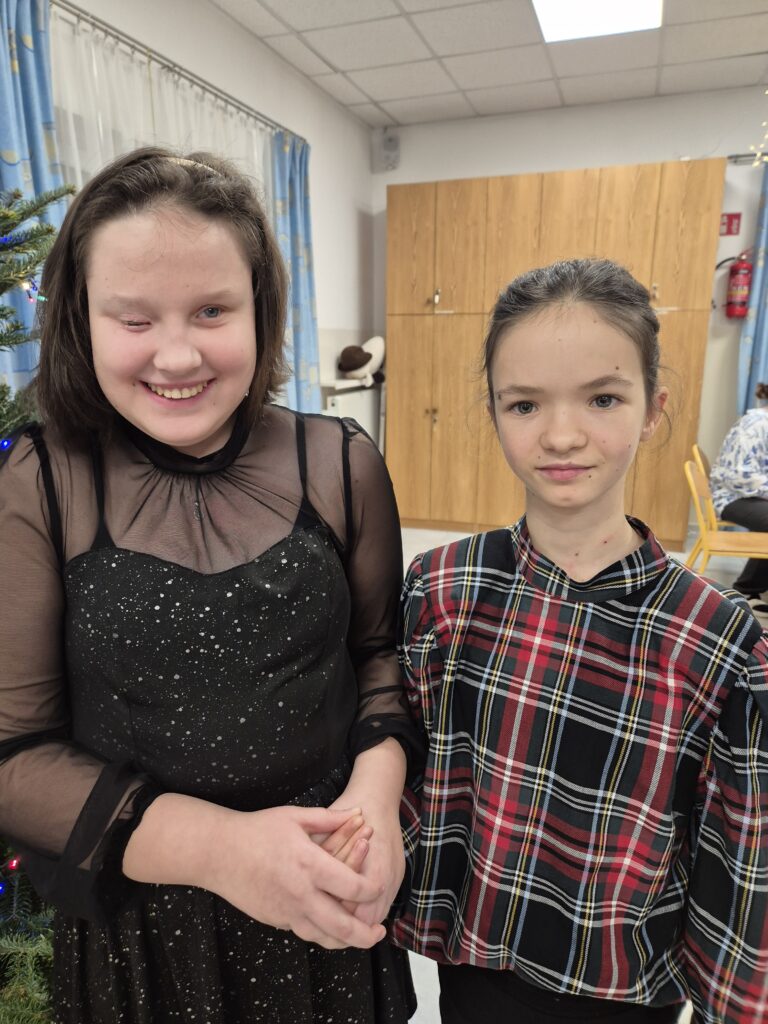 uczniowie podczas kolacji