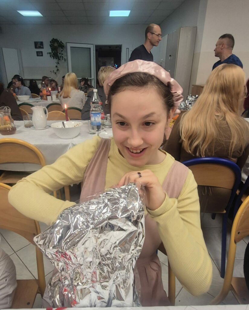 uczniowie podczas kolacji