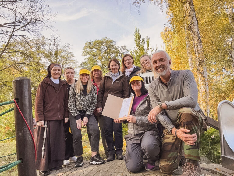 wolontariusze z podziękowaniem za wykonane prace