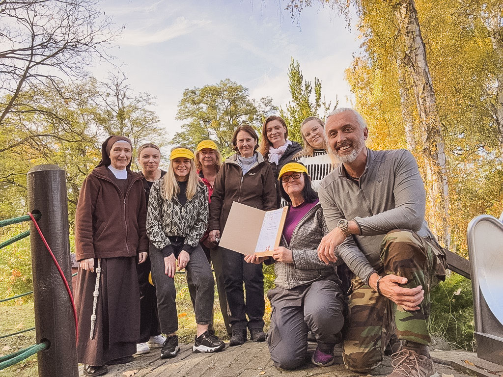 wolontariusze z podziękowaniem za wykonane prace