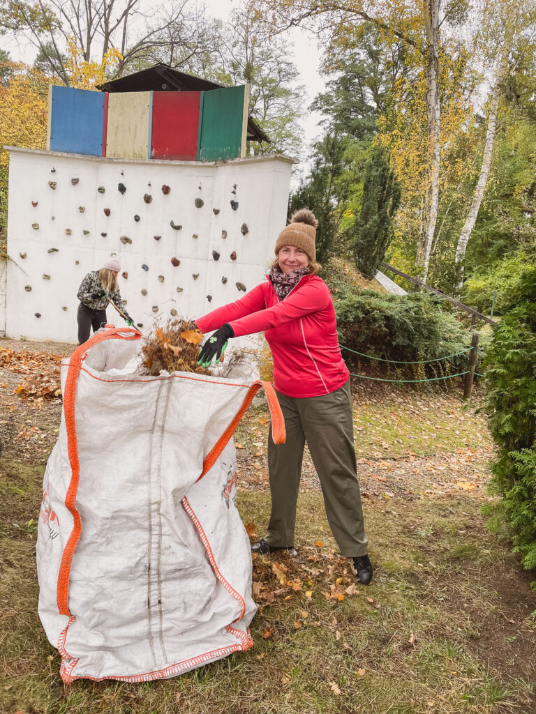 wolontariusze przy grabieniu liści