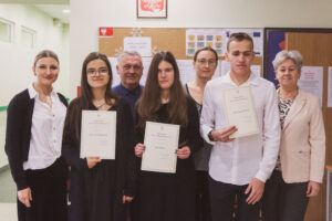 stypendyści z wychowawcami i dyrektorem szkoły
