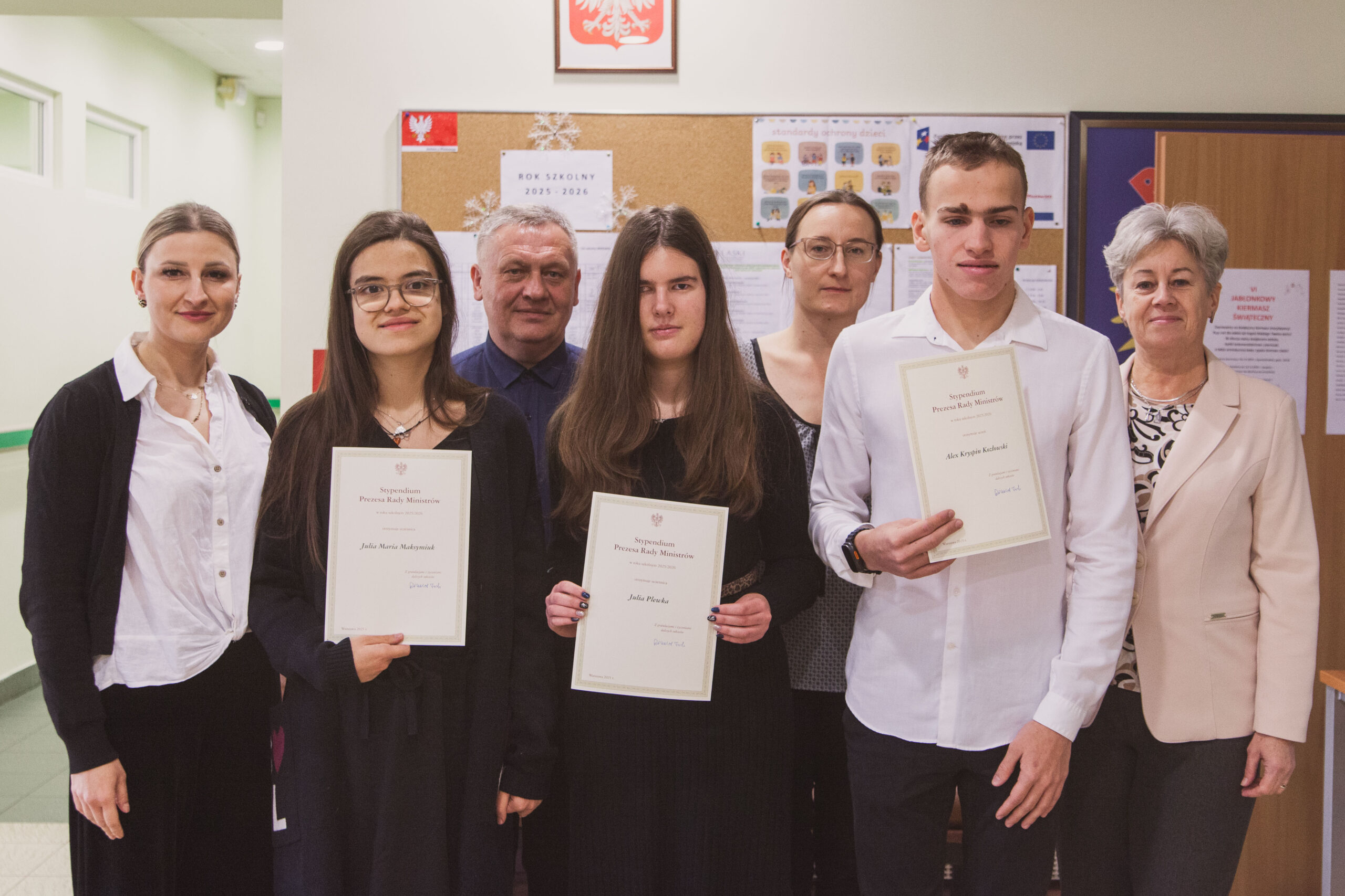 stypendyści z wychowawcami i dyrektorem szkoły