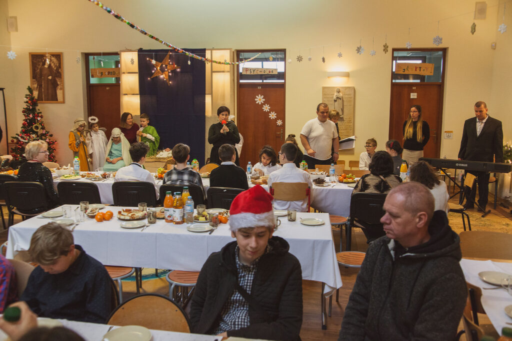 Dyrektor szkoły rozpoczyna spotkanie świąteczne