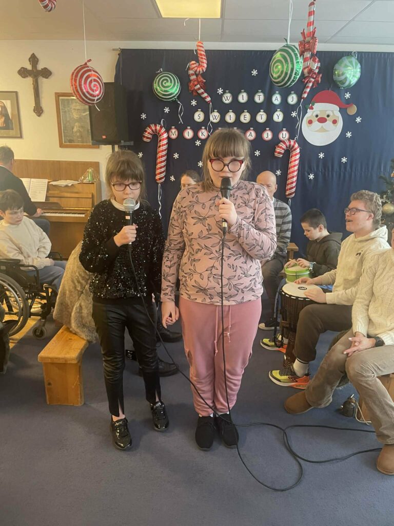 dziewczynki śpiewają