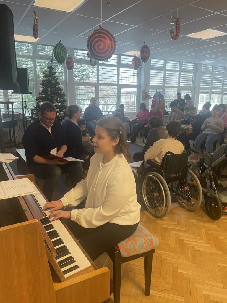 Konstancja gra na pianinie