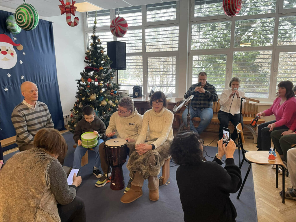 dzieci grają na bebenkach