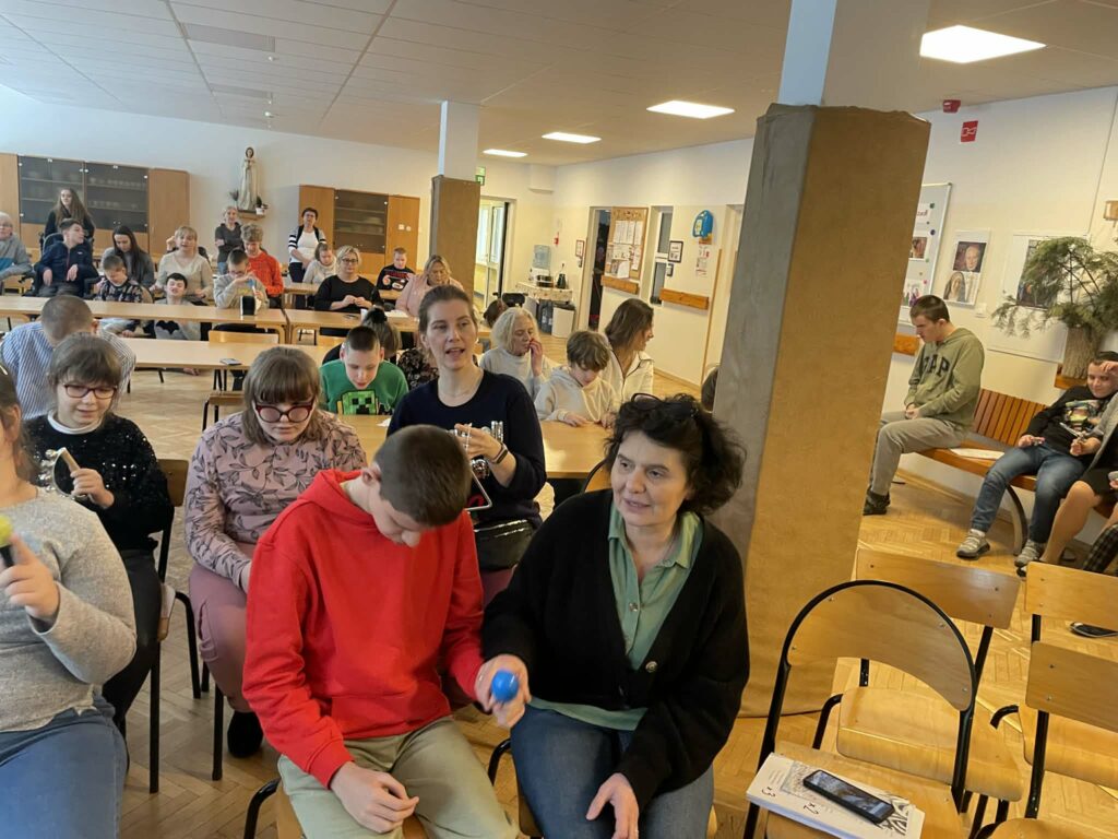 widok uczniów w sali