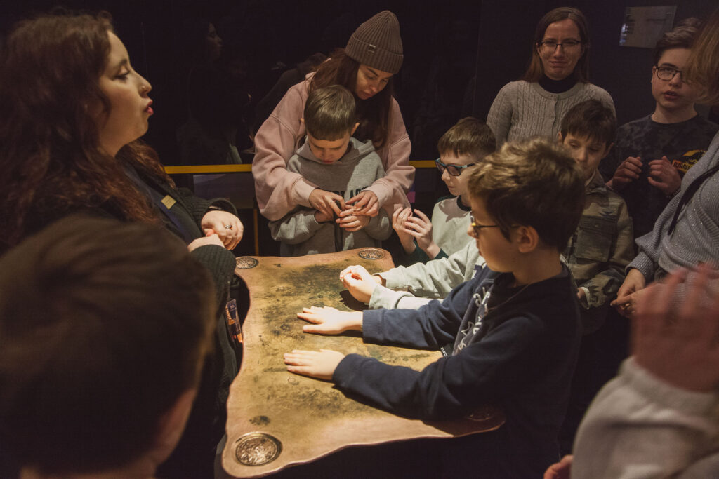 oglądanie największej monety jaka kiedykolwiek była w obiegu