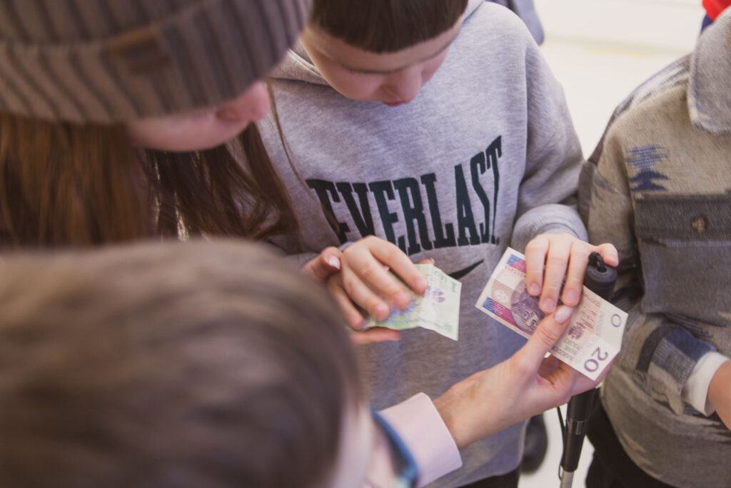 porównywanie plastikowych i bawełnianych banknotów 