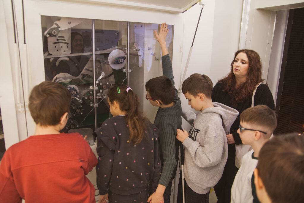 oglądanie małej maszyny do produkcji banknotów