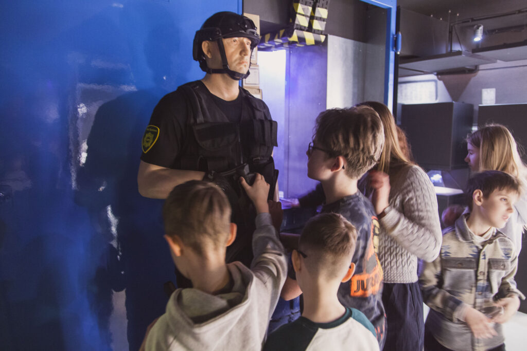 oglądanie uzbrojonego manekina strażnika konwoju