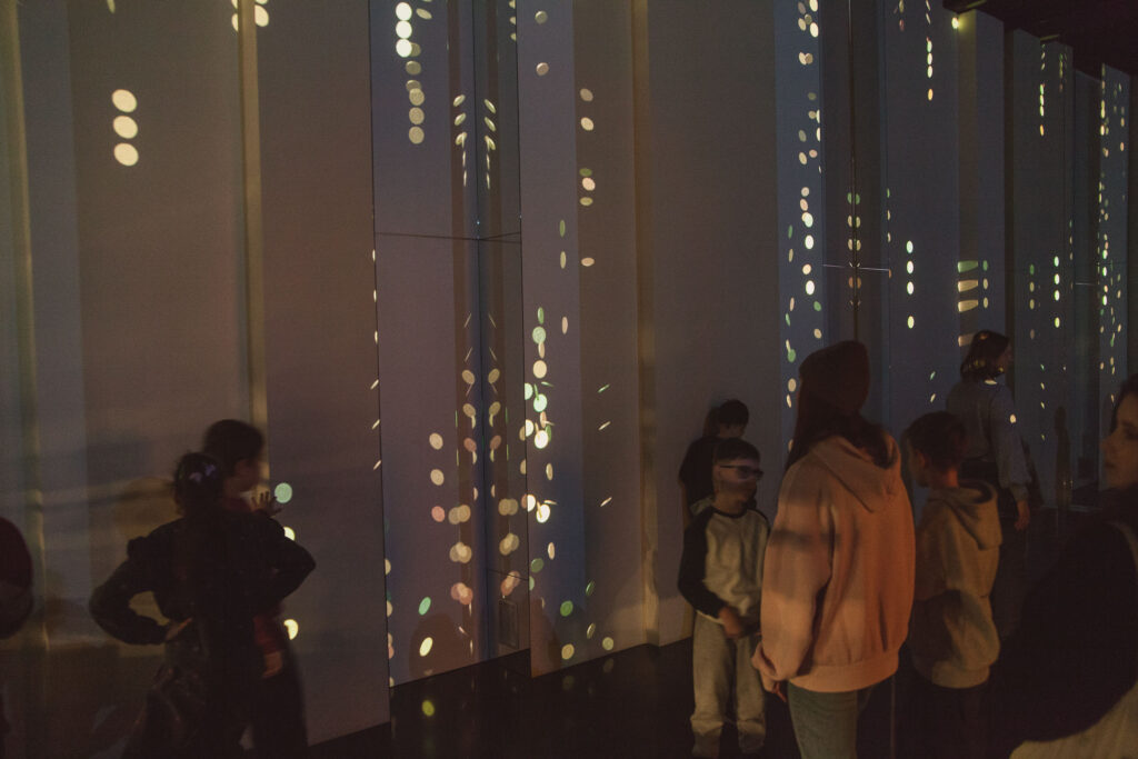 złota sala ze spadającymi wirtualnymi monetami