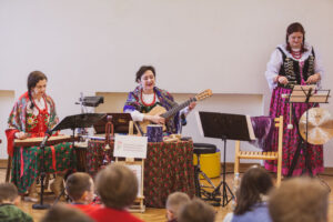 wykonawcy na scenie w sali gimnastycznej