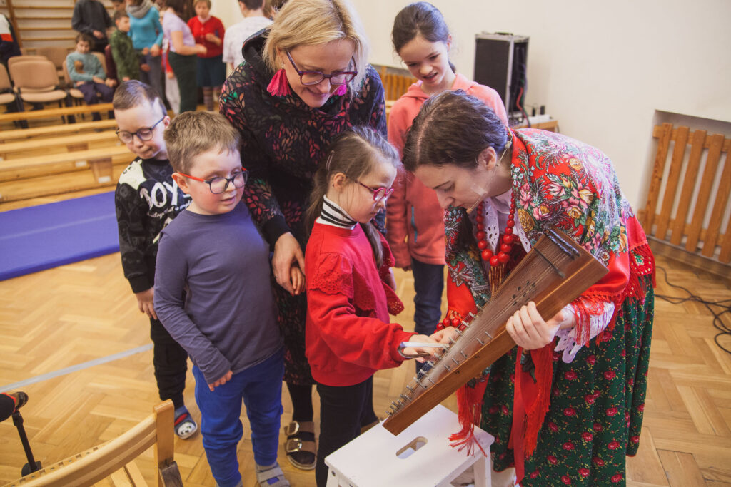 oglądanie i granie na instrumentach